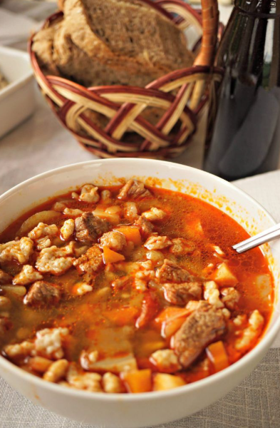 🇭🇺 Hungarian Goulash Soup – Gulyásleves